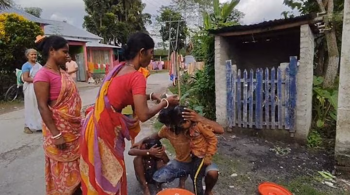 স্ত্রীর পরকীয়ার টানে অন্য পুরুষের হাতে স্ত্রীকে তুলে দিলেন স্বামী 1 পরকীয়ার তীব্র নেশায় মগ্ন স্ত্রী!