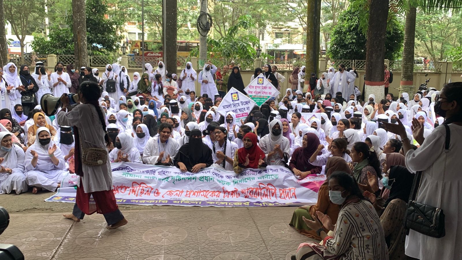 ব্রাহ্মণবাড়িয়া মহিলা কলেজে শিক্ষার্থীদের আন্দোলন