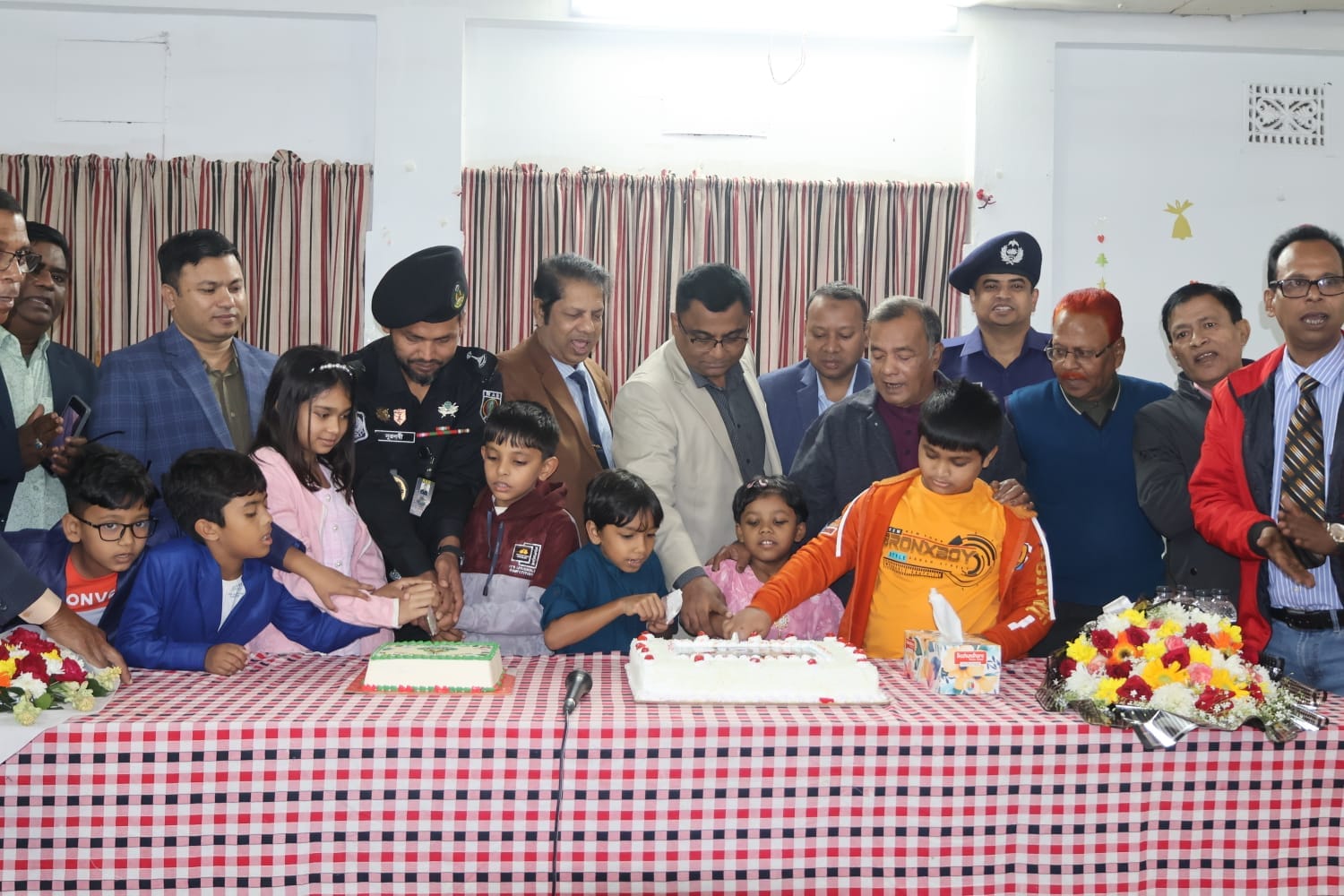 বড়দিন উপলক্ষে ব্রাহ্মণবাড়িয়ায় ব্যাপ্টিষ্ট চার্চ পরিদর্শন ও শুভেচ্ছা বিনিময় করলেন পুলিশ সুপার