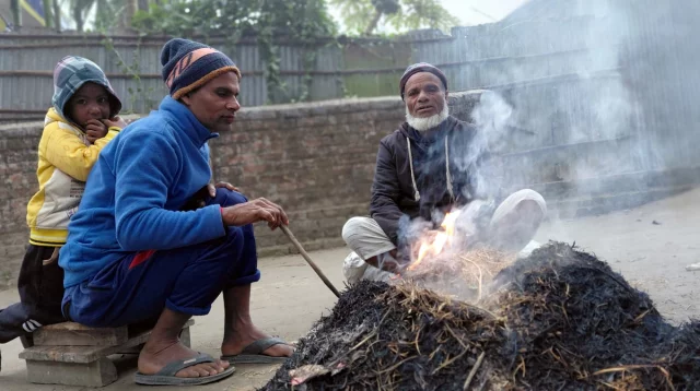 ঘন কুয়াশা ও শীতে থমকে গেছে লালমনিরহাট, চরম দুর্ভোগে চরাঞ্চলের মানুষ 1 ঘন কুয়াশা ও শীতে থমকে গেছে লালমনিরহাট, চরম দুর্ভোগে চরাঞ্চলের মানুষ