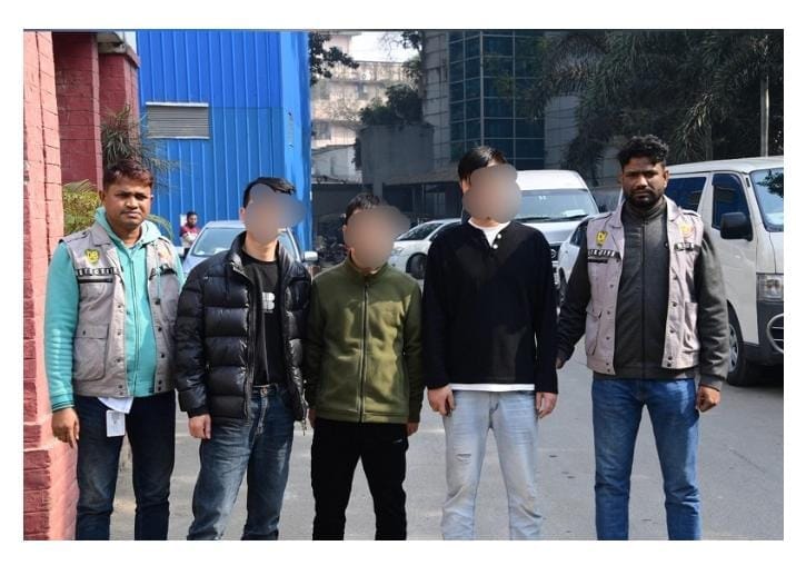 ঢাকায় ডিবির অভিযানে ৩ চাইনিজ নাগরিক গ্রেফতার, ৩৬৩টি আইফোন ও বিদেশি মদ উদ্ধার