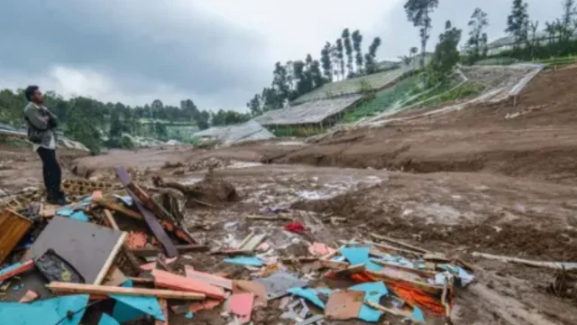 ইন্দোনেশিয়ায় ভূমিধসে মৃত্যু বেড়ে ১০ নিখোঁজদের সন্ধানে চলছে উদ্ধার00
