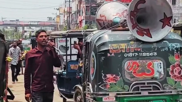 অটোরিকশায় মাইক বেঁধে ‘জয় বাংলা স্লোগান যুবককে গণপিটুনি