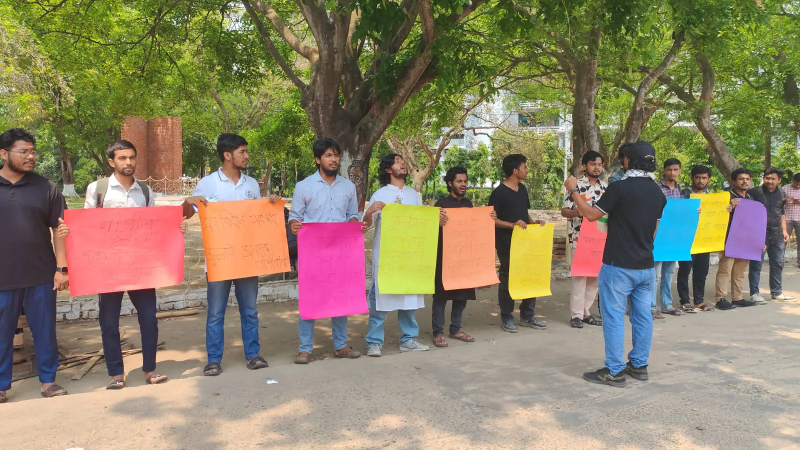 জুলাই সনদ ও গণভোটের রায় বাস্তবায়নের দাবিতে চবিতে মানববন্ধন