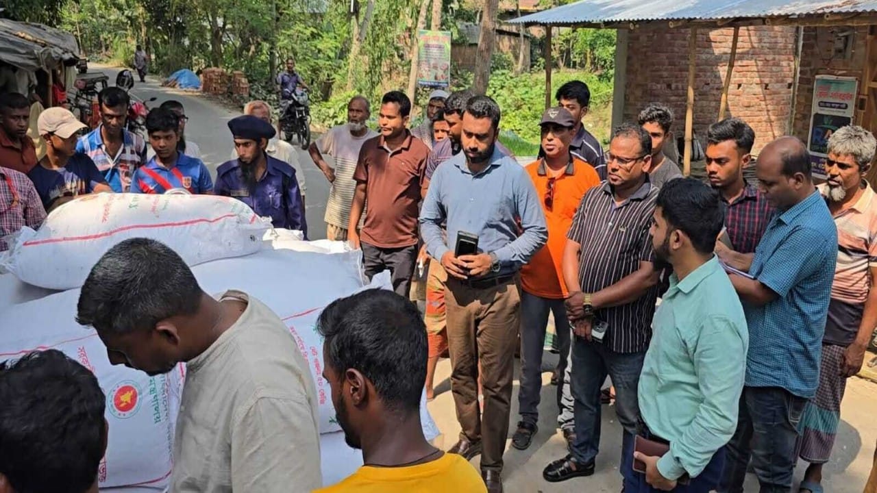 নওগাঁয় একই পরিবারের ৪ জনকে গলা কেটে হত্যা এলাকায় চাঞ্চল্য