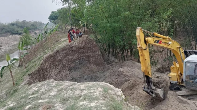 নদীর প্রবাহ বন্ধ করে পাড় কেটে চলছে মাটি বিক্রি