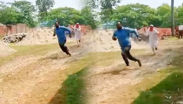 নবীনগরে সহকারী প্রকৌশলী কে বাঁশ নিয়ে দৌড়ানি ঠিকাদারের