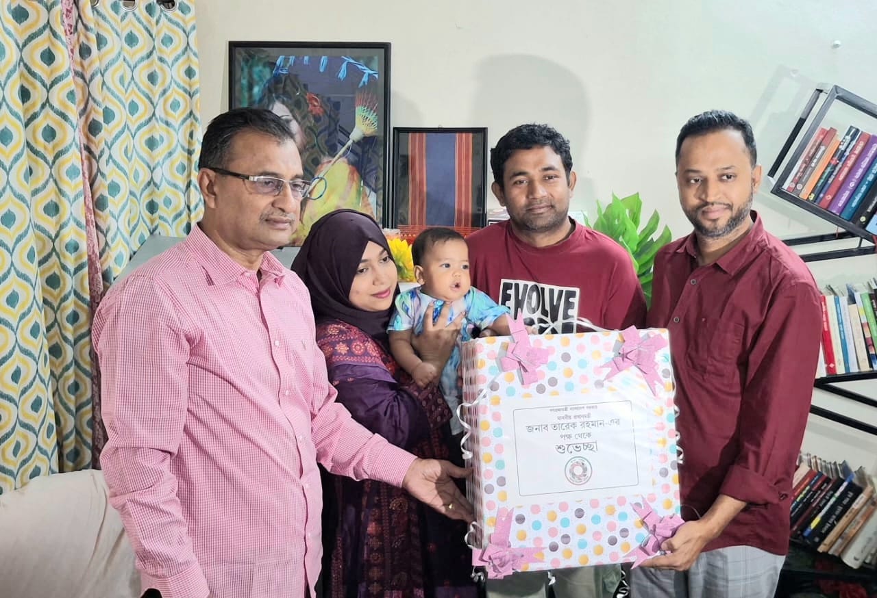 বাস থেকে নেমে ডেকে নেওয়া সেই শিশুর জন্য উপহার পাঠালেন প্রধানমন্ত্রী