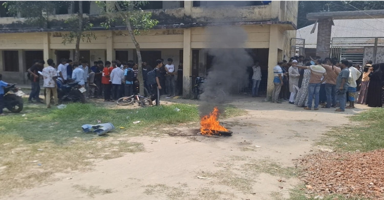 মাদারীপুরে ২০ শিক্ষার্থীর এসএসসি পরীক্ষা অনিশ্চিত আগুন জ্বালিয়ে বিক্ষোভ