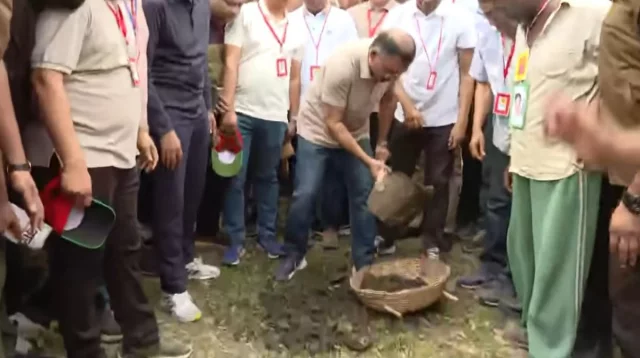 যশোরে ‘জিয়া খাল পুনঃখনন শুরু কোদাল হাতে মাটি কাটলেন প্রধানমন্ত্রী