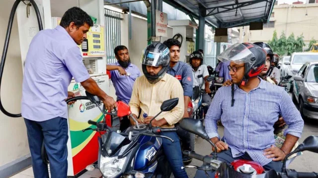 রেকর্ড দামে জ্বালানি তেল বাড়ছে ভোগান্তির শঙ্কা