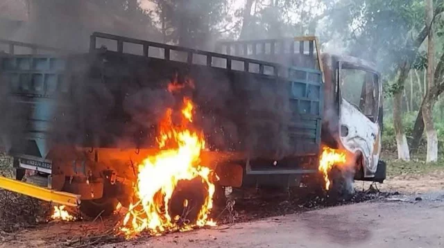 গাজীপুরে গরু চুরির অভিযোগে তিনজনকে পিটিয়ে হত্যা পিকআপে আগুন