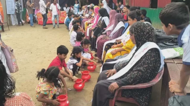 মা দিবসে মায়েদের পা ধুয়ে শ্রদ্ধা জানাল শতাধিক শিক্ষার্থী