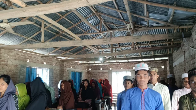 মাদ্রাসায় নেই শ্রেণিকক্ষ আকাশে মেঘ দেখলেই বাজে ছুটির ঘন্টা