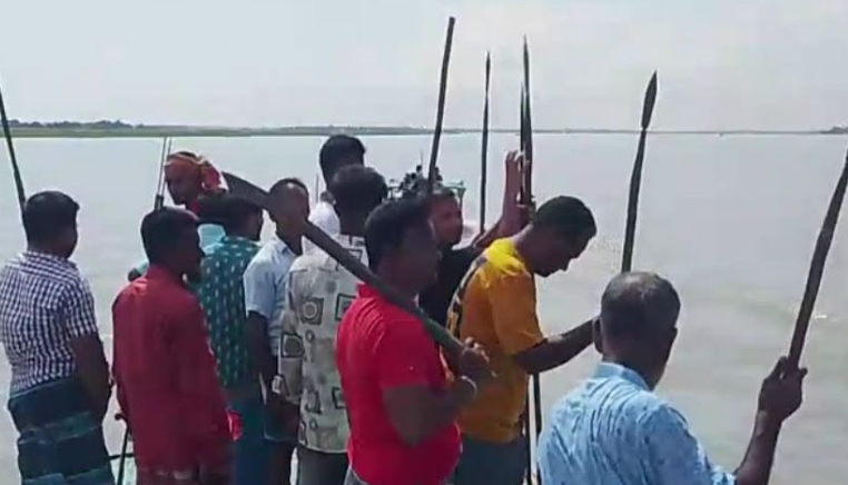 সরাইলে মেঘনা থেকে বালু উত্তোলন বন্ধের দাবিতে ড্রেজারে গ্রামবাসীর হামলা