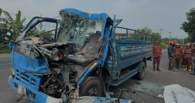 গোপালগঞ্জে দাঁড়িয়ে থাকা ট্রাকে পিকআপের ধাক্কা, হেলপার নিহত