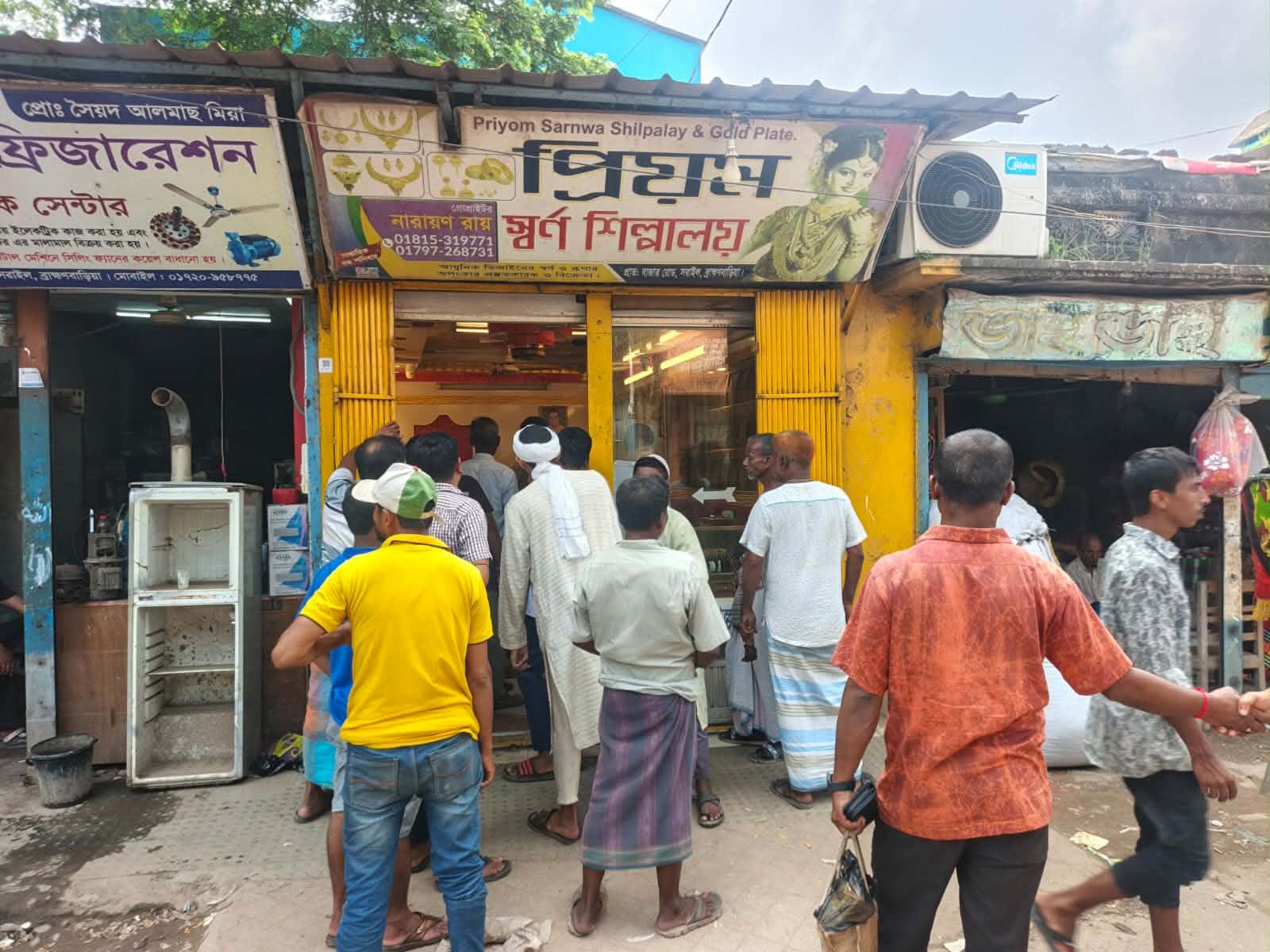 সরাইলে জুয়েলার্সের চাল কেটে দুর্ধর্ষ চুরি,