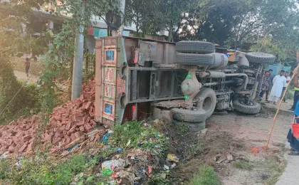 সরাইলে নিয়ন্ত্রণ হারিয়ে ইটবোঝাই ট্রাক খাদে,