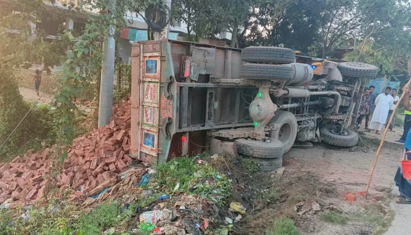 সরাইলে নিয়ন্ত্রণ হারিয়ে ইটবোঝাই ট্রাক খাদে,