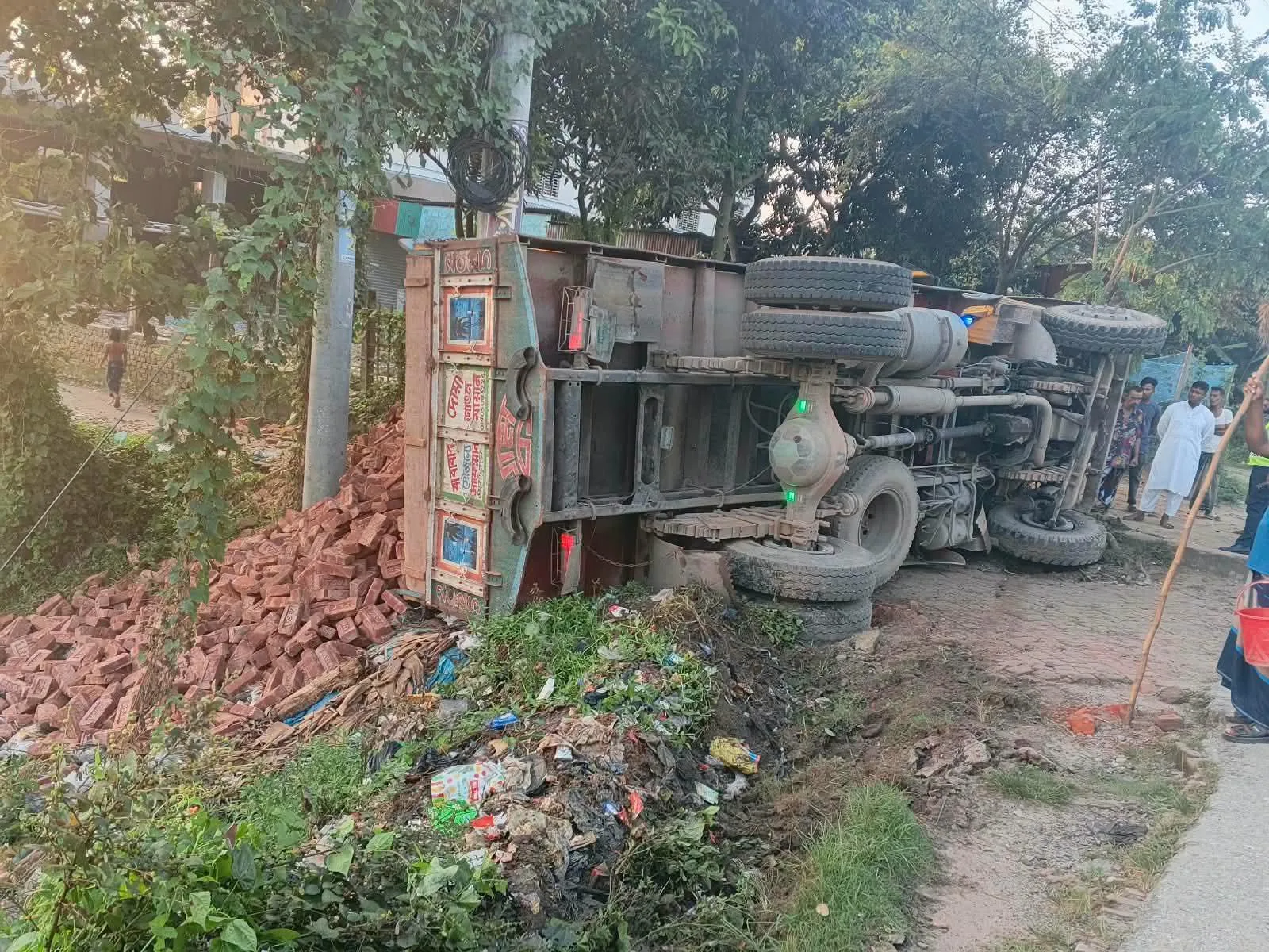 সরাইলে নিয়ন্ত্রণ হারিয়ে ইটবোঝাই ট্রাক খাদে,