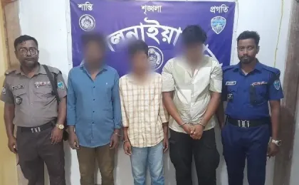 ফেনীতে ৩৫ লাখ টাকার ভারতীয় শাড়িসহ আটক ৩, পিকআপ জব্দ