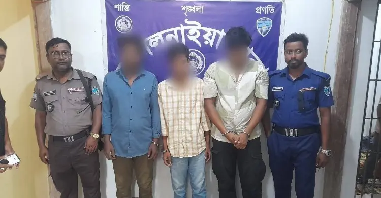 ফেনীতে ৩৫ লাখ টাকার ভারতীয় শাড়িসহ আটক ৩, পিকআপ জব্দ