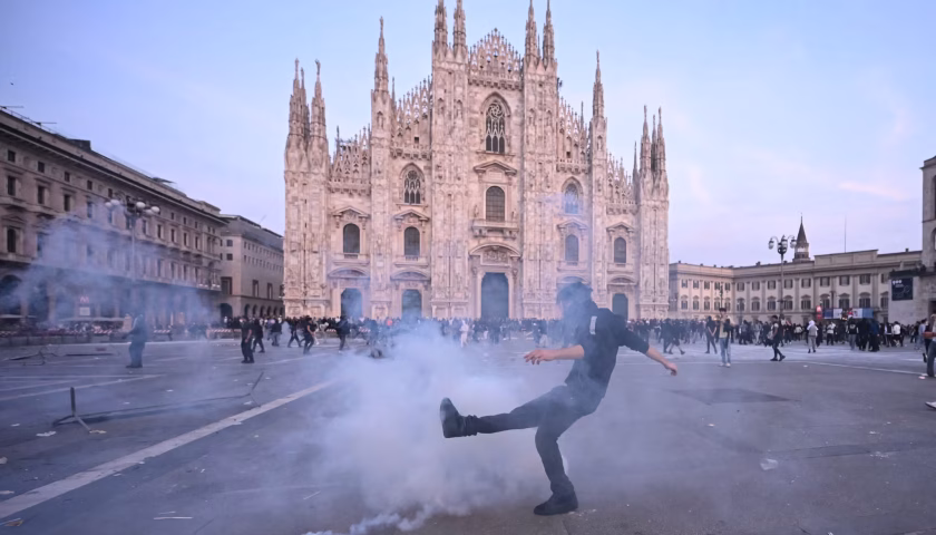 28int-italy-protests-vjmw-superJumbo