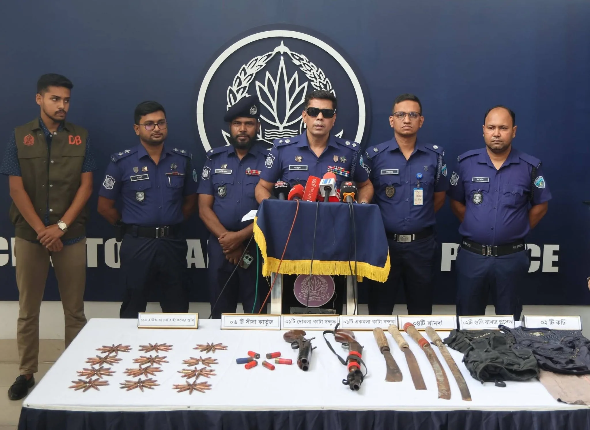 রাউজানে পুলিশের দুঃসাহসিক অভিযানে আগ্নেয়াস্ত্র ও গুলিসহ সন্ত্রাসী গ্রেফতার