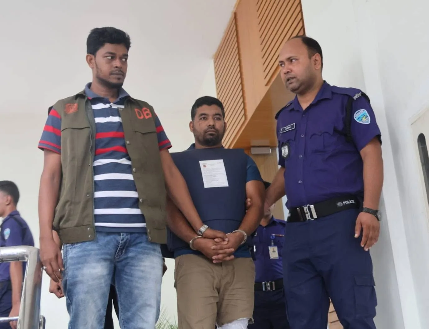 রাউজানে পুলিশের দুঃসাহসিক অভিযানে আগ্নেয়াস্ত্র ও গুলিসহ সন্ত্রাসী গ্রেফতার