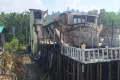 কক্সবাজারে পুড়ে যাওয়া রিসোর্টে হৃদয়বিদারক দৃশ্য, স্ত্রীকে জড়িয়ে স্বামী, মায়ের বুকে শিশু