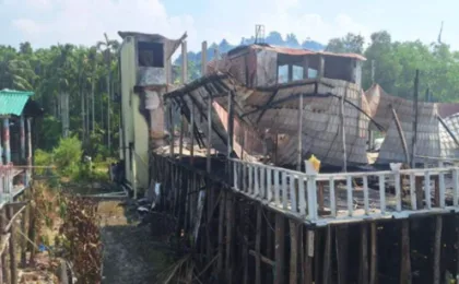 কক্সবাজারে পুড়ে যাওয়া রিসোর্টে হৃদয়বিদারক দৃশ্য, স্ত্রীকে জড়িয়ে স্বামী, মায়ের বুকে শিশু