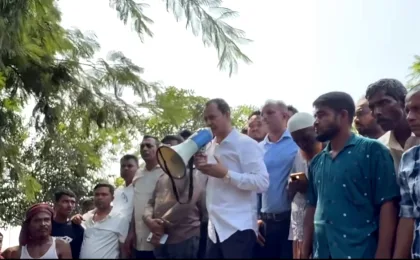 শনির হাওরপাড়ে চার গ্রামের বাসিন্দাদের ফের সংঘর্ষের প্রস্তুতি,পরিস্থিতি শান্ত করতে লাঠি হাতে নিলেন এমপি কামরুল।