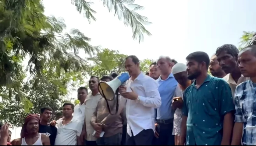 শনির হাওরপাড়ে চার গ্রামের বাসিন্দাদের ফের সংঘর্ষের প্রস্তুতি,পরিস্থিতি শান্ত করতে লাঠি হাতে নিলেন এমপি কামরুল।