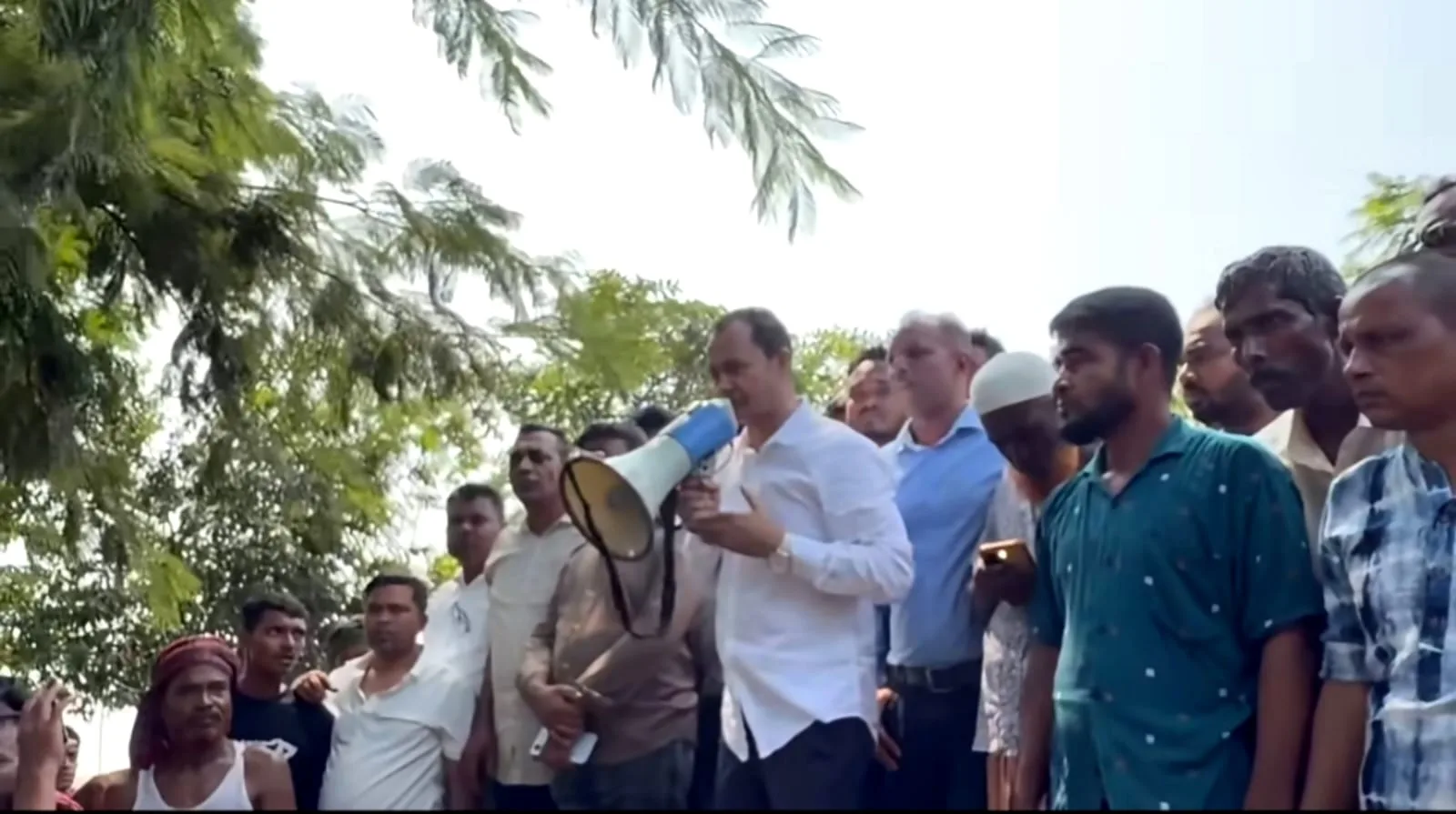 শনির হাওরপাড়ে চার গ্রামের বাসিন্দাদের ফের সংঘর্ষের প্রস্তুতি,পরিস্থিতি শান্ত করতে লাঠি হাতে নিলেন এমপি কামরুল।