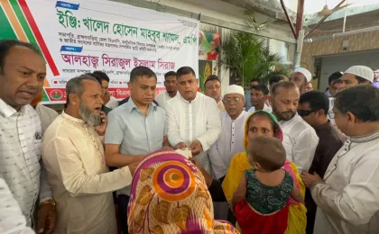 মেড্ডার ফিরোজ মিয়া কলোনিতে অগ্নিকাণ্ডে ক্ষতিগ্রস্ত ৮ পরিবারের মাঝে জেলা পরিষদের আর্থিক সহায়তা