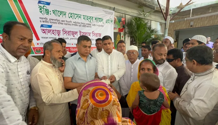 মেড্ডার ফিরোজ মিয়া কলোনিতে অগ্নিকাণ্ডে ক্ষতিগ্রস্ত ৮ পরিবারের মাঝে জেলা পরিষদের আর্থিক সহায়তা