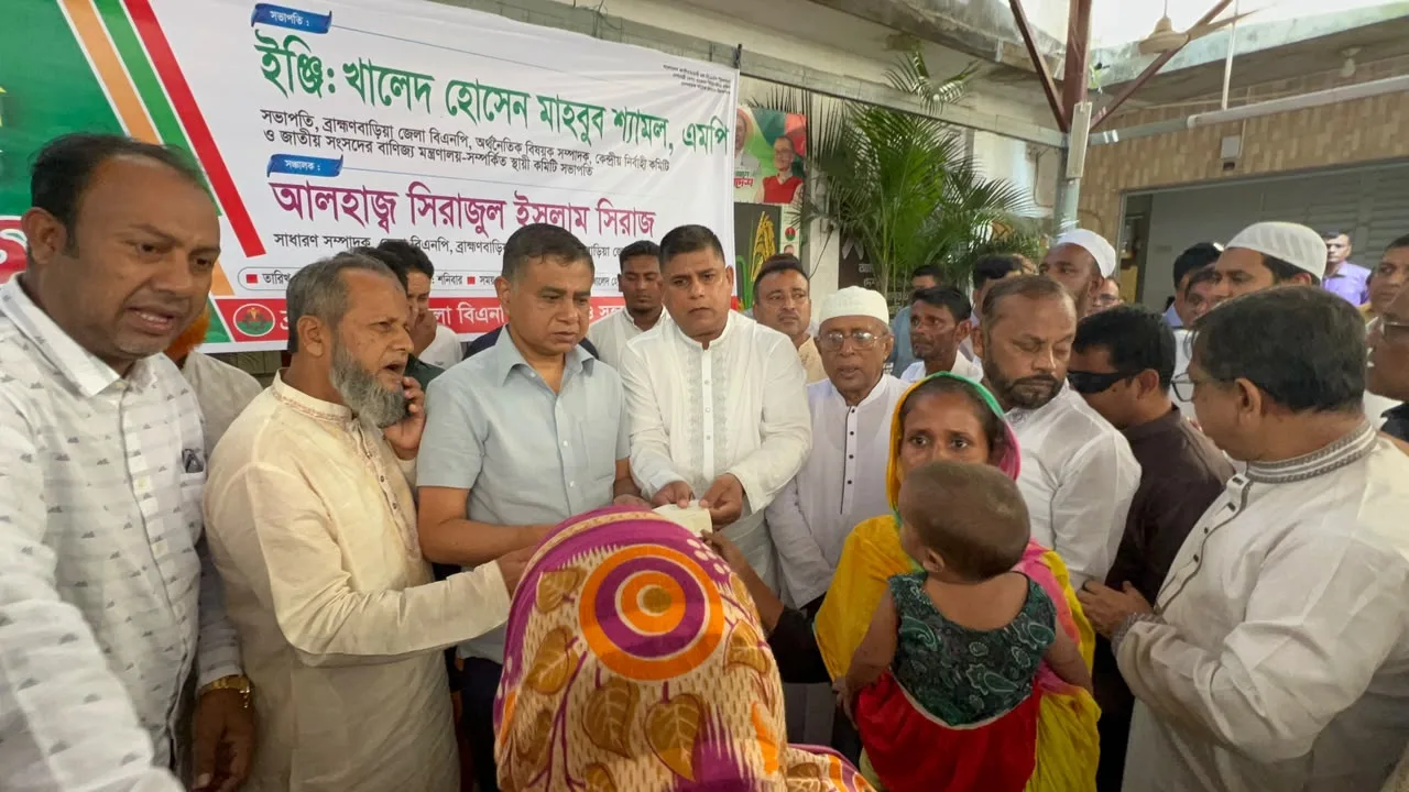 মেড্ডার ফিরোজ মিয়া কলোনিতে অগ্নিকাণ্ডে ক্ষতিগ্রস্ত ৮ পরিবারের মাঝে জেলা পরিষদের আর্থিক সহায়তা