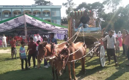 ৩৪ বছরের স্মৃতি, ঘোড়ার গাড়িতে রাজকীয় বিদায় নিলেন শিক্ষক অলক চক্রবর্তী