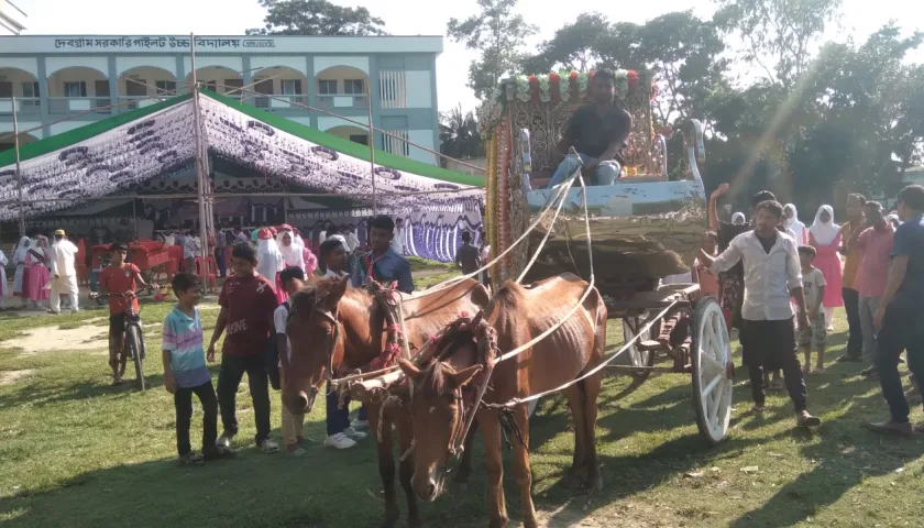 ৩৪ বছরের স্মৃতি, ঘোড়ার গাড়িতে রাজকীয় বিদায় নিলেন শিক্ষক অলক চক্রবর্তী